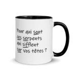 "Pour qui sont ces serpents qui sifflent sur vos têtes ?" Mug coloré – Image 7