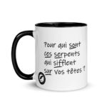 "Pour qui sont ces serpents qui sifflent sur vos têtes ?" Mug coloré – Image 2