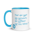 "Pour qui sont ces serpents qui sifflent sur vos têtes ?" Mug coloré – Image 3