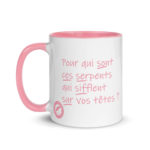 "Pour qui sont ces serpents qui sifflent sur vos têtes ?" Mug coloré – Image 5