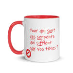 "Pour qui sont ces serpents qui sifflent sur vos têtes ?" Mug coloré – Image 6