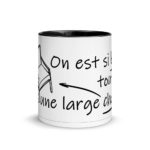 "On est si bien, tout nu dans une large chaise." Mug coloré – Image 7