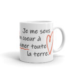 "Je me sens un cœur à aimer toute la terre" Mug – Image 2